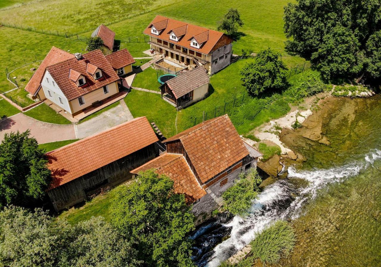 Fortun Estate - Apartmaji Ob Reki Kolpi Metlika Extérieur photo